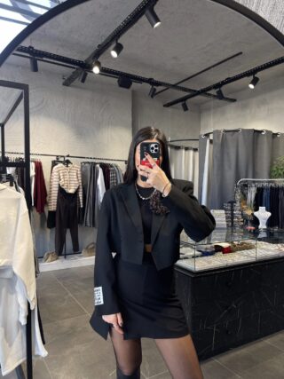 Broş ve Match Detaylı Crop Blazer