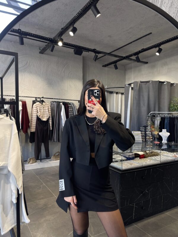 Broş ve Match Detaylı Crop Blazer